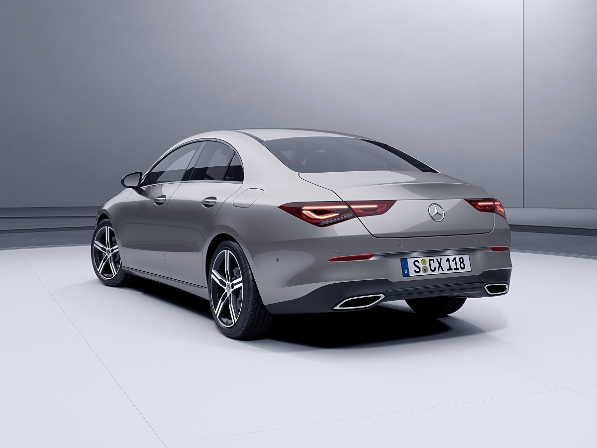 Mercedes-Benz CLA 2020 prata visto de traseira