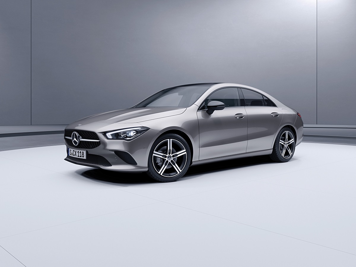 Novo Mercedes-Benz CLA prata visto de frente