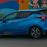 Nissan March de nova geração pintado na cor azul e com placas da Europa