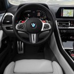 Interior com telas digitais e bancos de couro