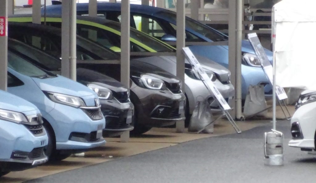 Sequência do novo Honda Fit de frente visto em camuflagem