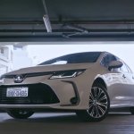 Toyota Corolla Altis Hybrid de frente na garagem