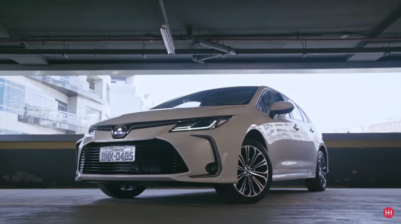 Toyota Corolla Altis Hybrid de frente na garagem