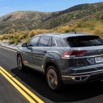 Volkswagen Atlas Cross Sport 2020 cinza visto de traseira