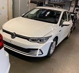 Imagem mostra Volkswagen Golf de oitava geração branco estacionado