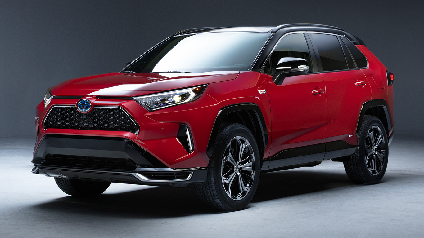 RAV4 vermelho visto de frente em fundo neutro