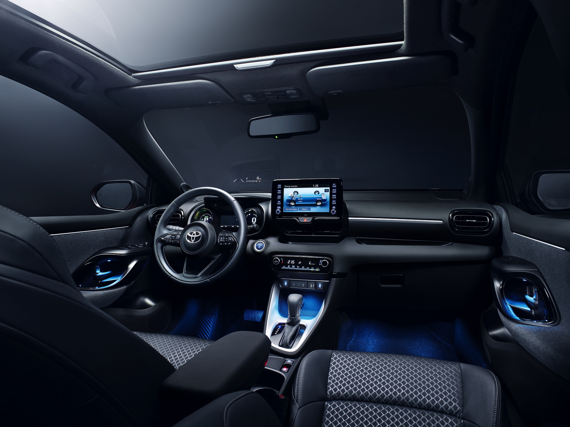 Na cabine do novo Yaris, tela destacada do painel traz informações do sistema híbrido