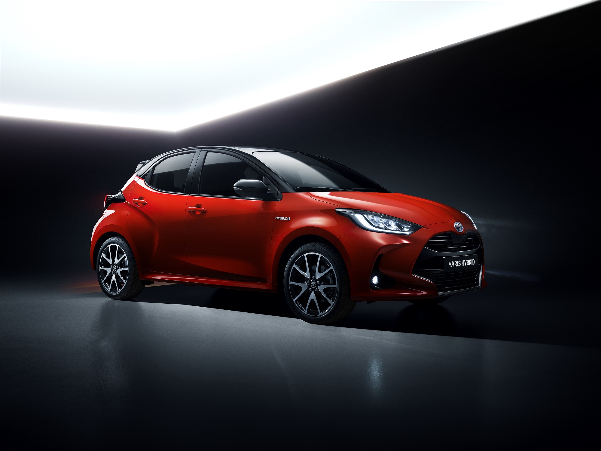 Novo Yaris tem para-brisa bem inclinado e caimento acentuado da terceira coluna
