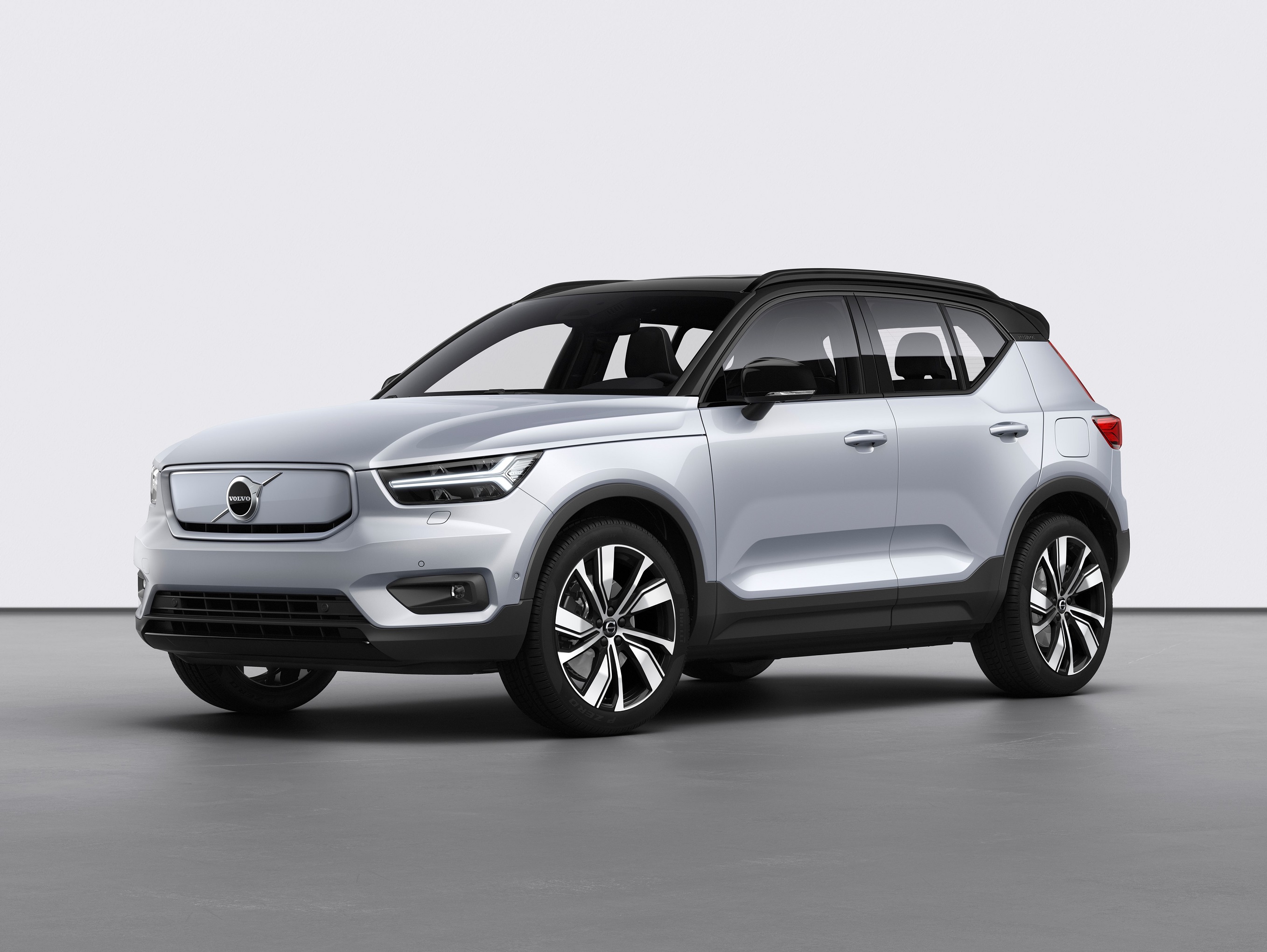 Volvo XC40 Recharge 2020 de frente em fundo neutro