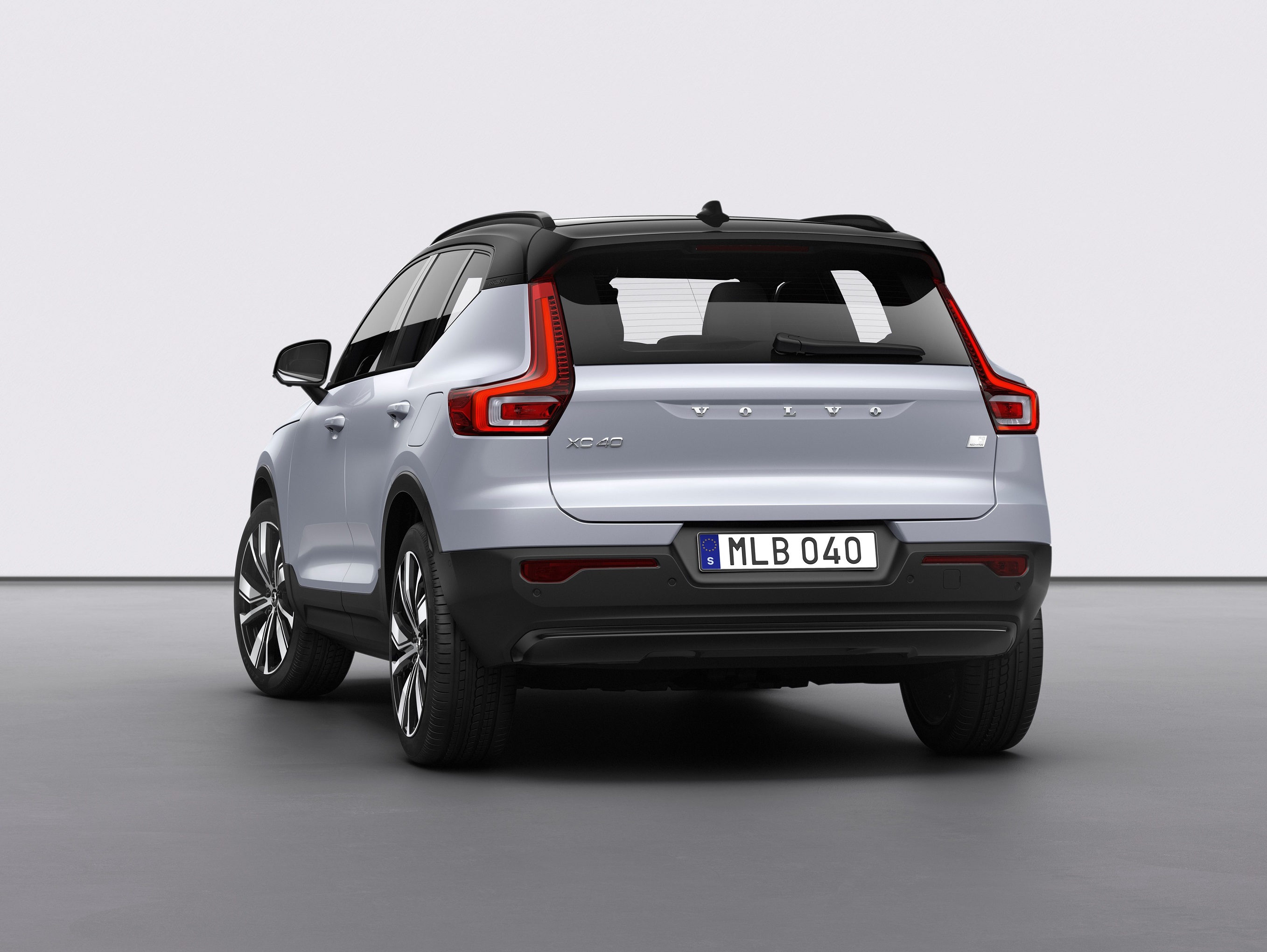 Volvo XC40 Recharge 2020 prata visto de traseira em fundo neutro