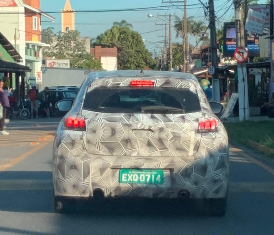 Novo 208 camuflado fotogrado de traseira em uma rua