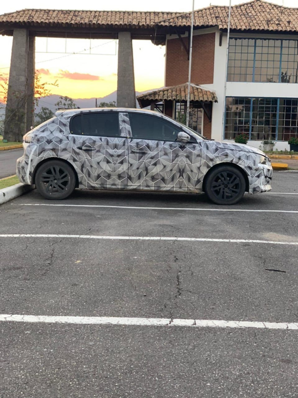 O novo 208 aparece camuflado estacionado em Penedo