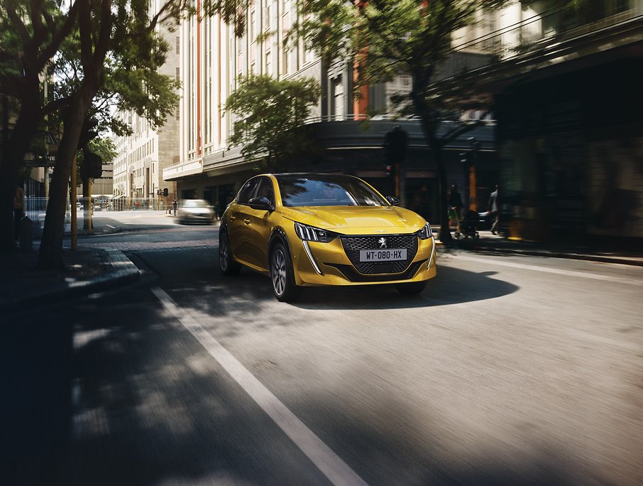 Peugeot 208 2020 de nova geração na cor amarela tem faróis com três seções de luzes na diagonal