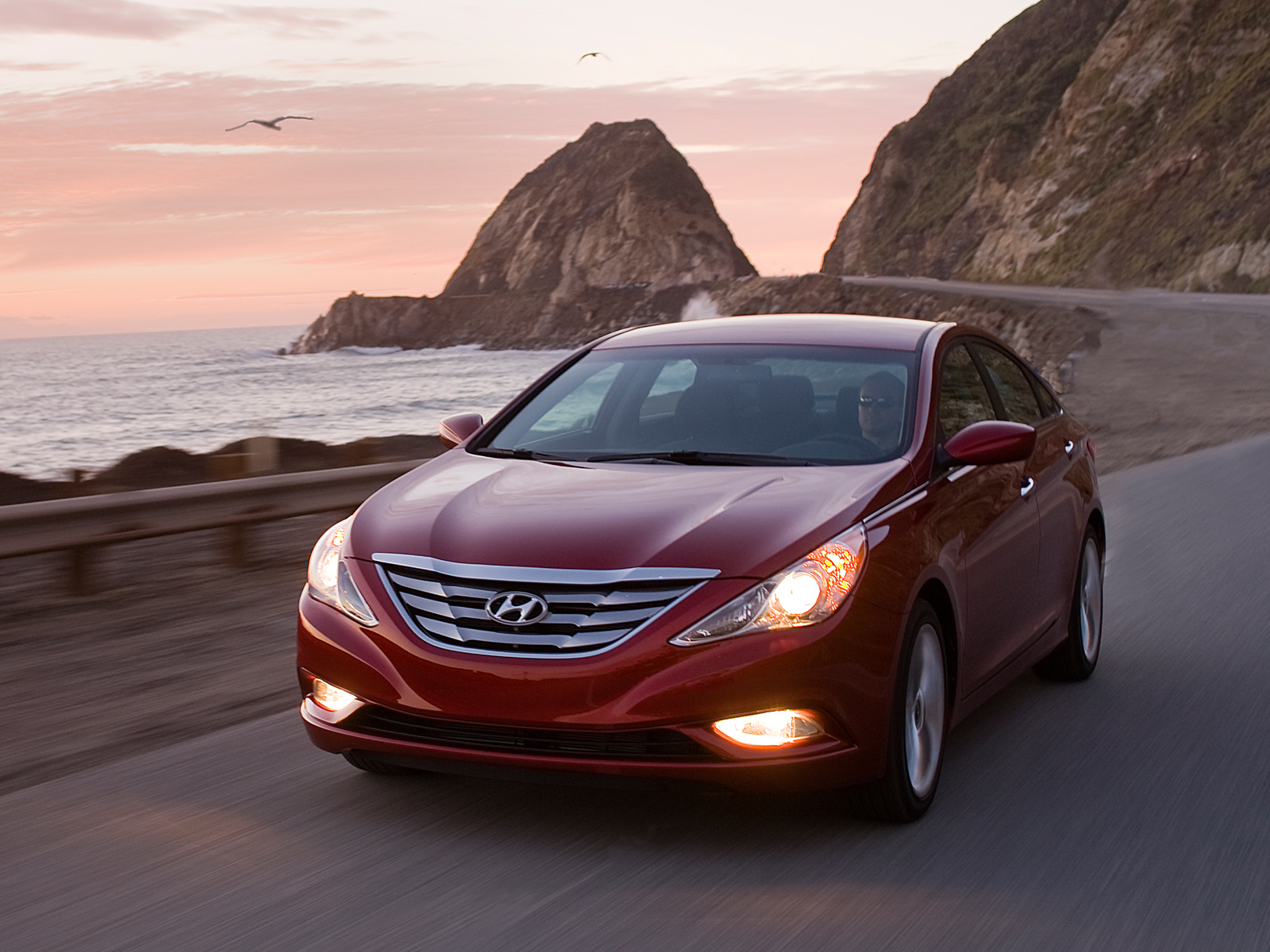 Hyundai Sonata vinho em movimento na estrada trazia design com faróis angulosos e grade trapezoidal