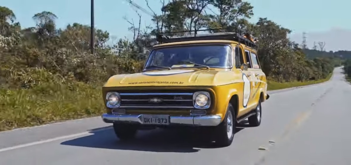 Chevrolet Veraneio Motorhome amarelo de frente