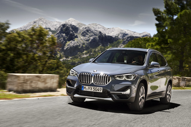 BMW X1 2020 cinza visto de frente