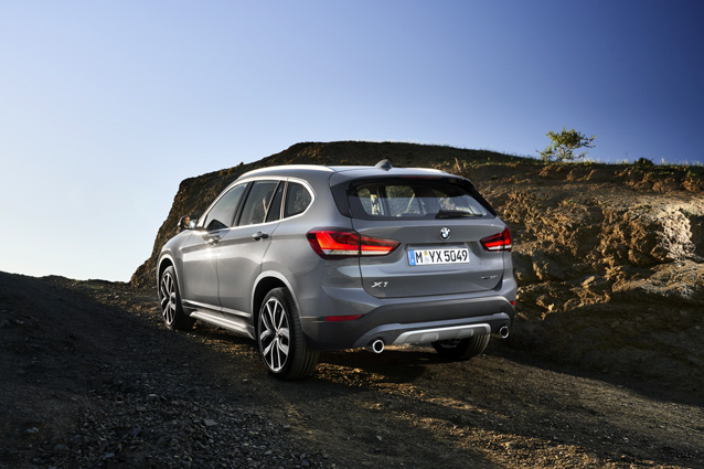 BMW X1 2020 de traseira subindo uma rampa no off-road