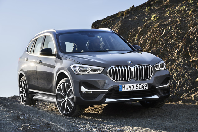 BMW X1 2020 cinza visto de frente