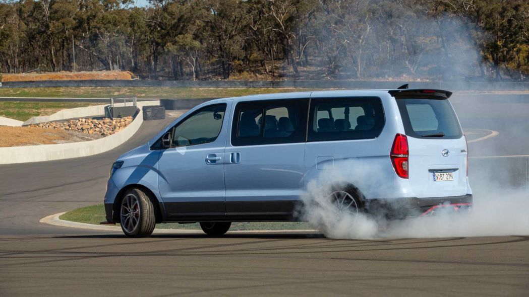 Van fazendo drift na pista