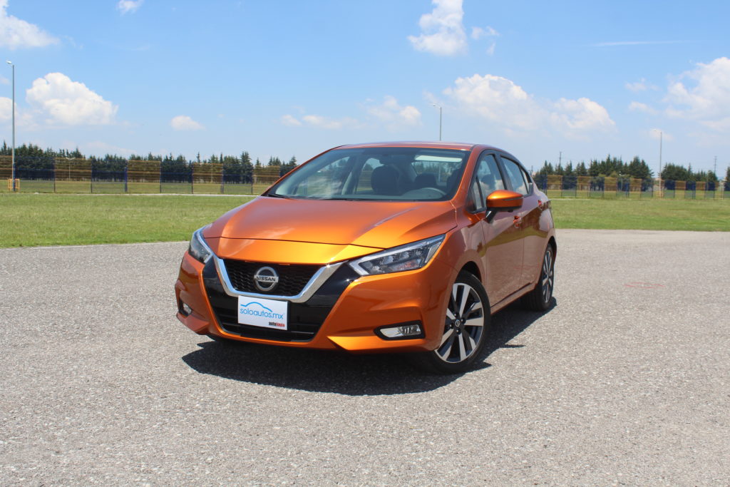 Foto do novo Nissan Versa de frente em circuito fechado no México