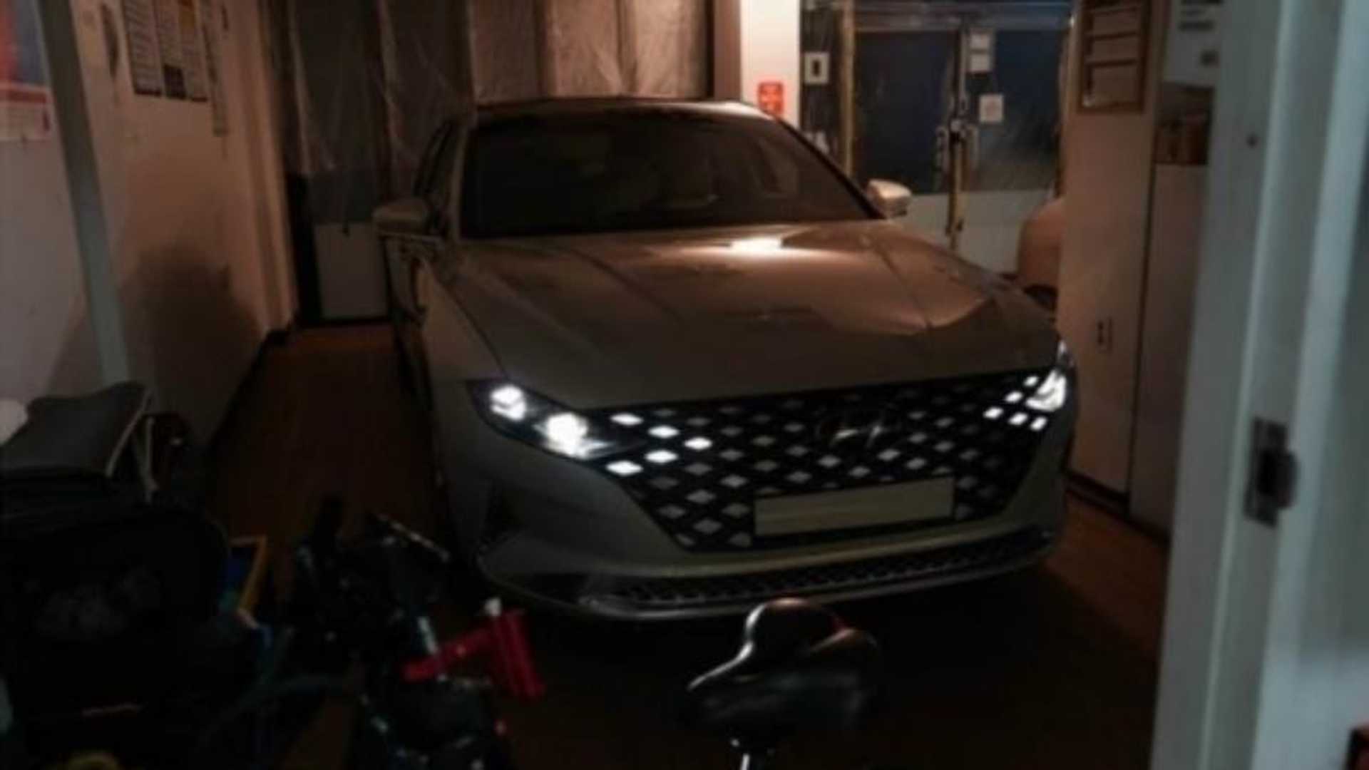 Novo Hyundai Azera tem novo visual com grade iluminada por leds