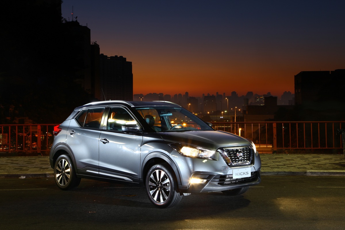 Nissan Kicks prata em foto noturna