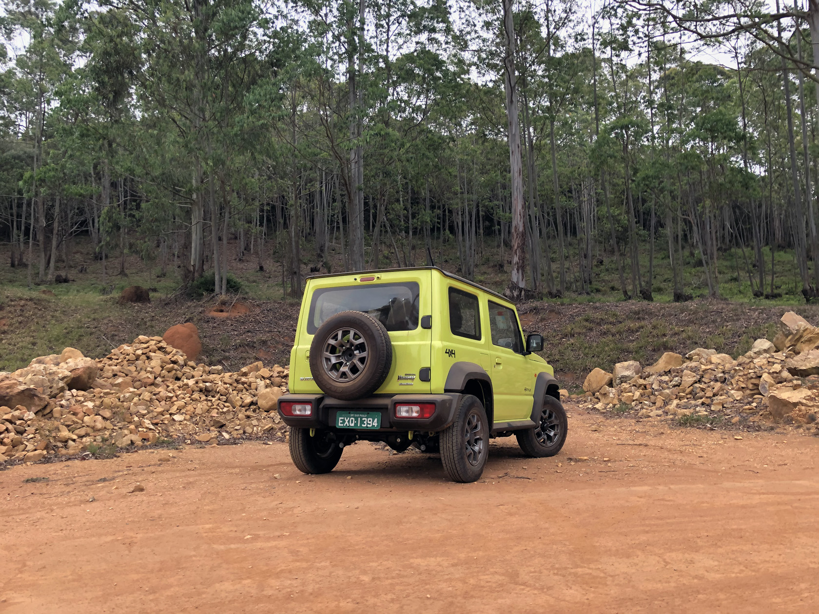 Suzuki Jimny Sierra 2020 amarelo visto de traseira