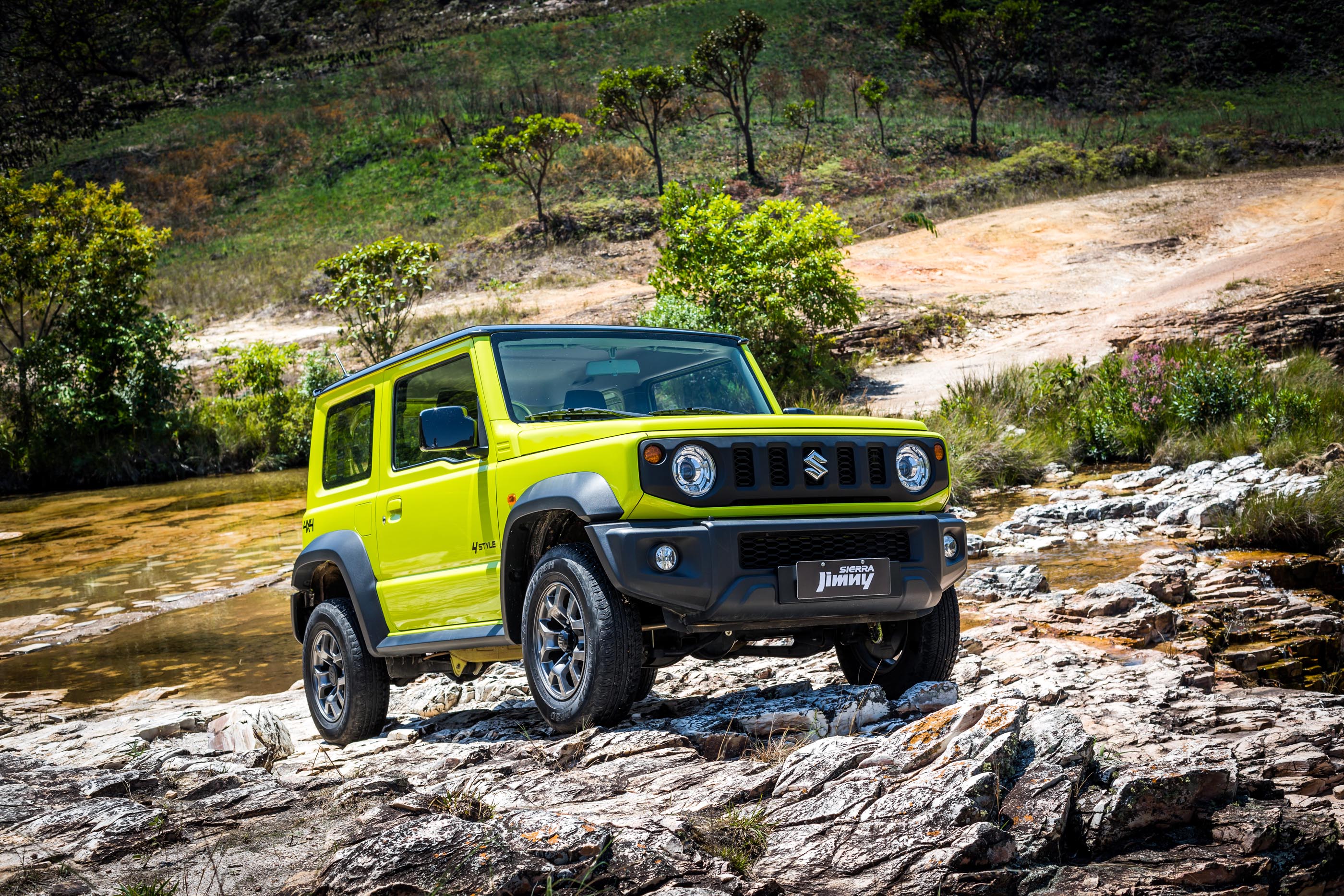 Jimny Sierra 2020 amarelo visto sobre pedraas