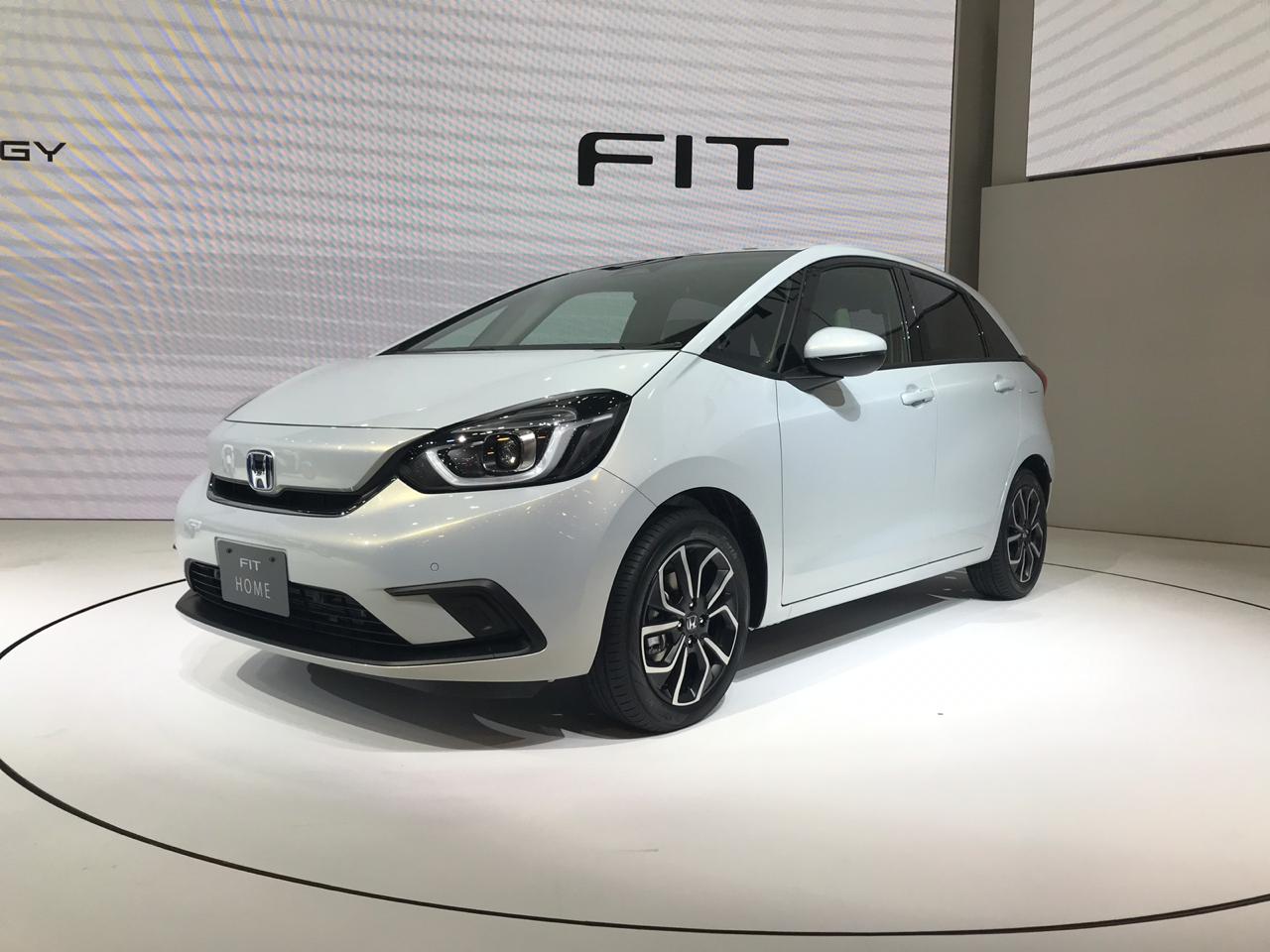 Novo Fit aparece na cor branca no estande da Honda no Salão de Tóquio