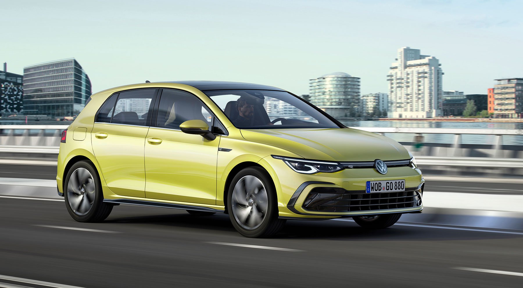 Volkswagen Golf 7 amarelo em movimento