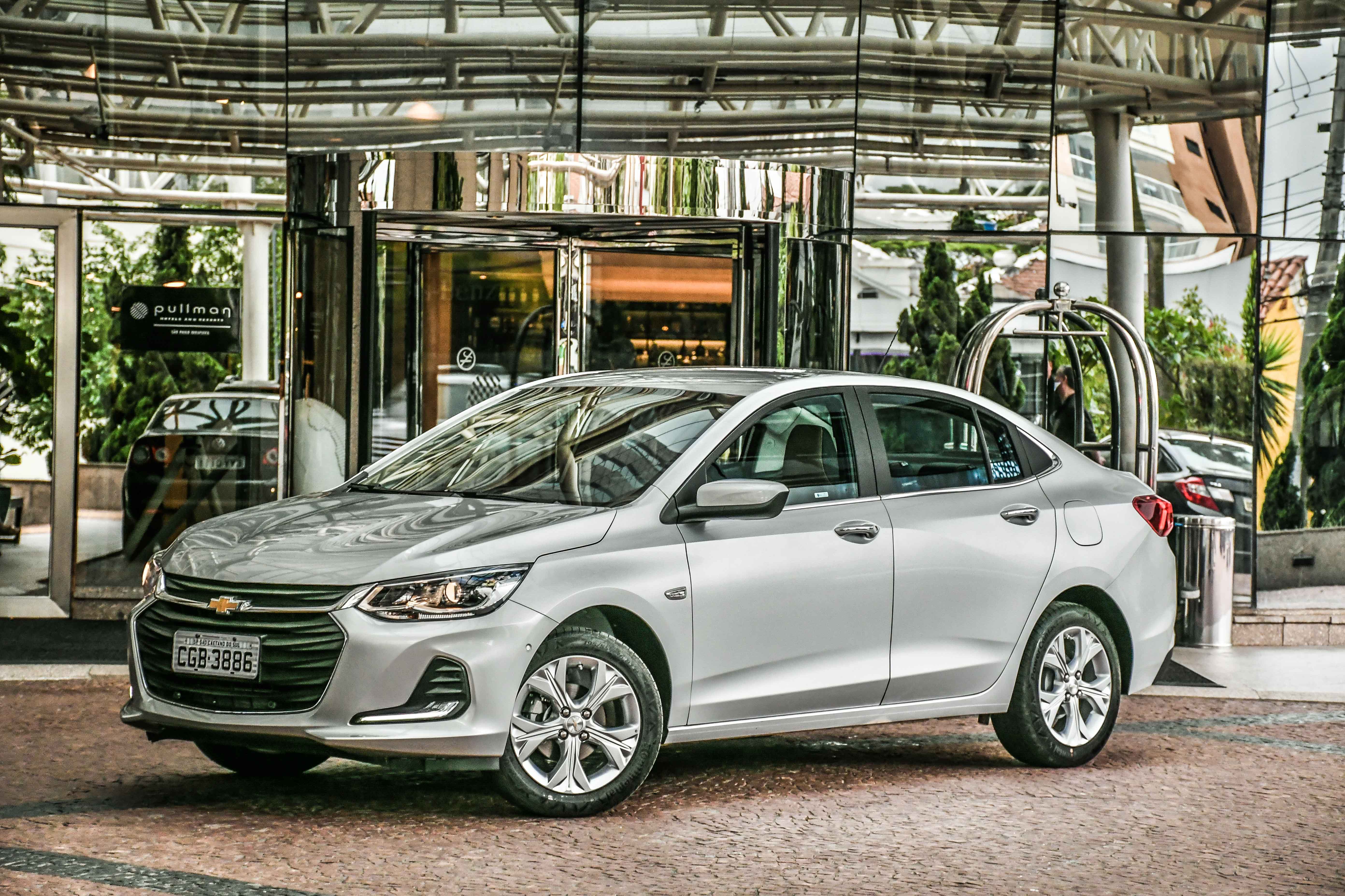 Chevrolet Onix Plus prata na versão Premier visto de lateral