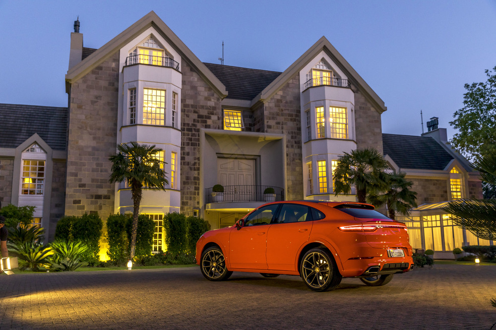 Porsche Cayenne Coupé 2020 laranja de traseira