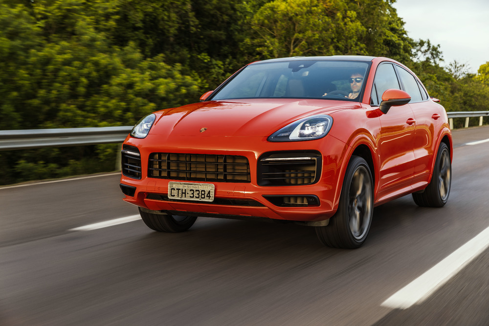 Cayenne Coupé 2020 laranja na estrada