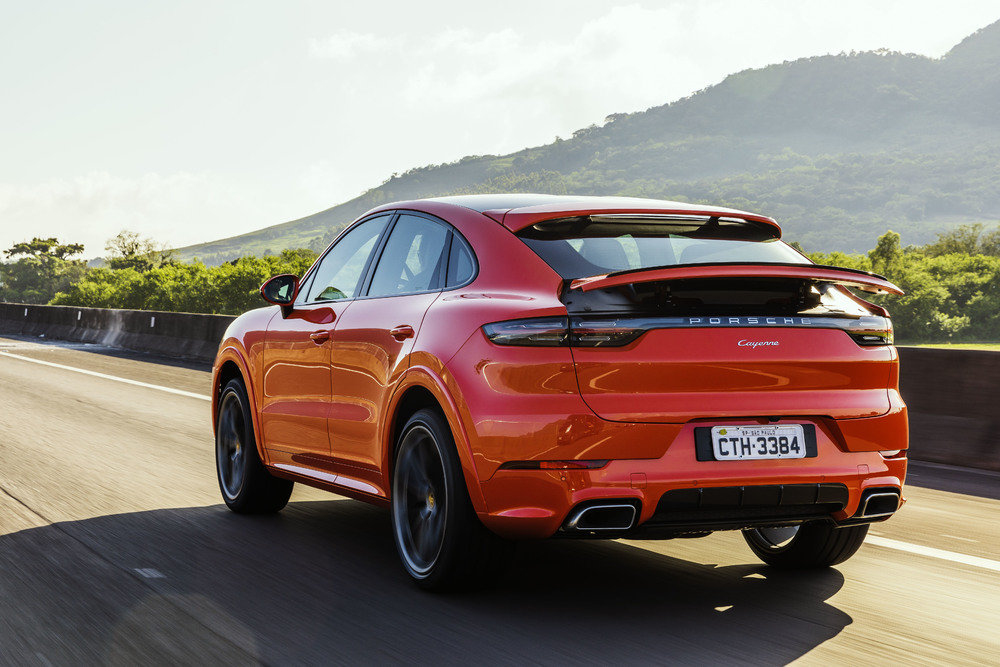 Porsche Cayenne Coupé 2020 laranja de traseira na estrada