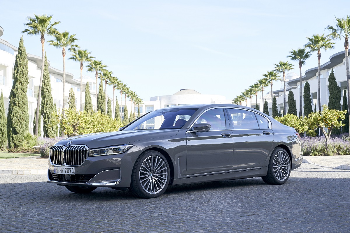 BMW Série com ao fundo um corredor de árvores7 de frente