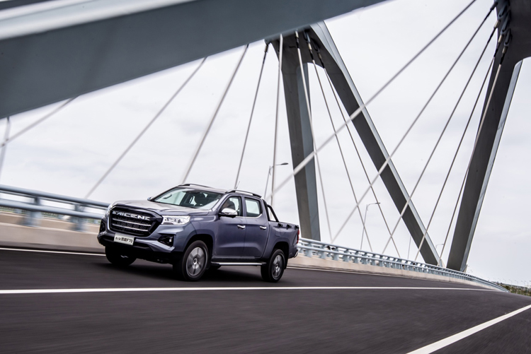 Picape da Changan que vai dar origem a modelo da Peugeot em viaduro na China na cor prata