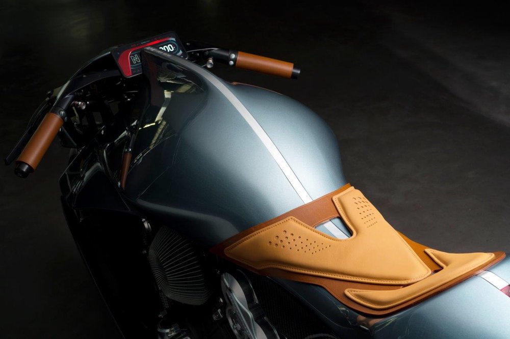 Imagem mostra detalhes em verde e creme da inédita moto da Aston Martin