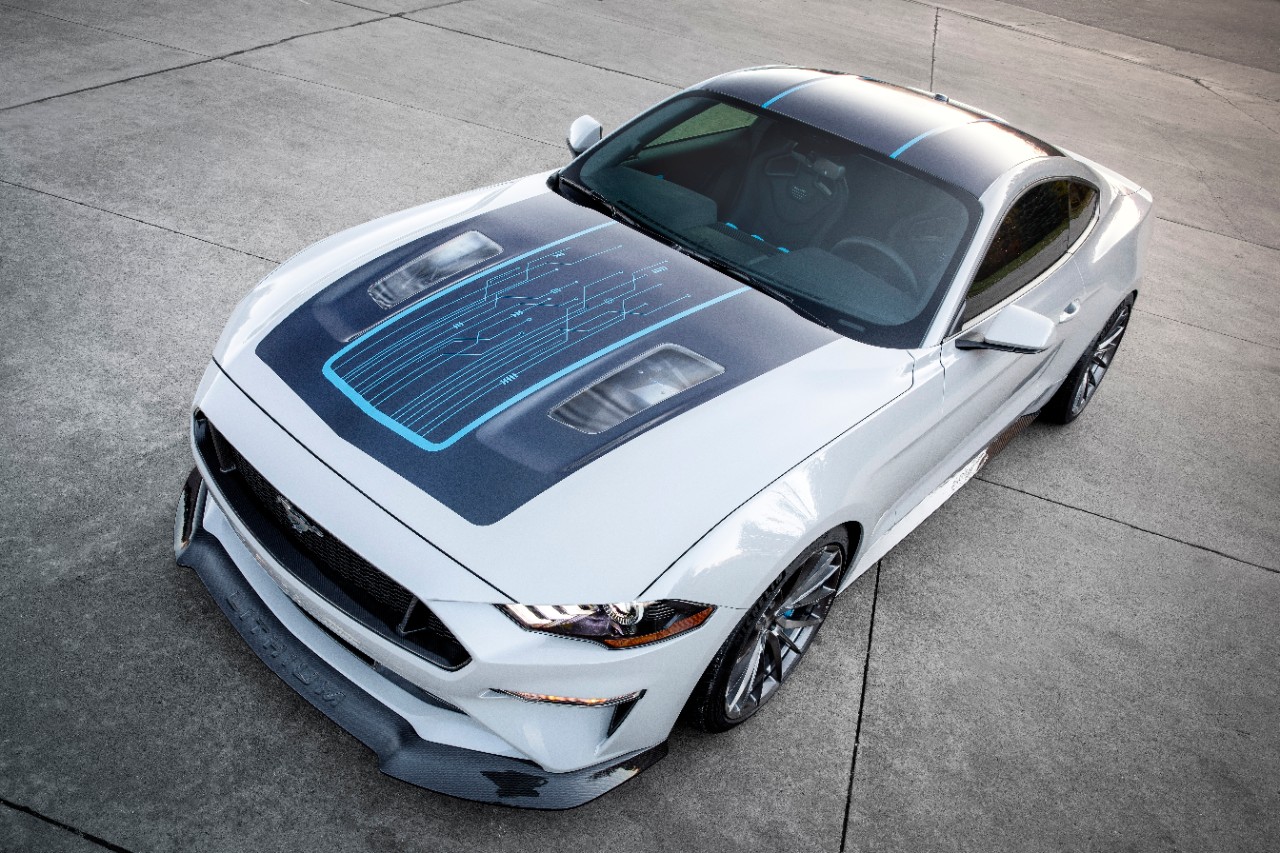 Ford Mustang Lithium tem capô parcialmente transparente e o porte de muscle car