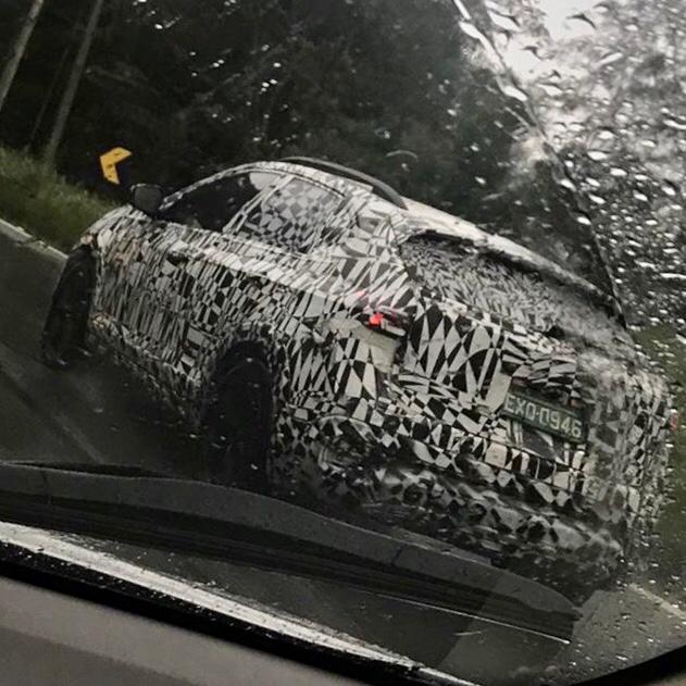 Novo SUV compacto da Volkswagen tem estilo acupezado, mesmo fotografado camuflado e sob chuva