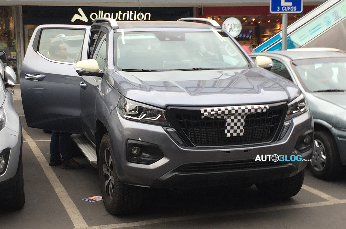 Picape média da Peugeot quase sem disfarce em um estacionamento