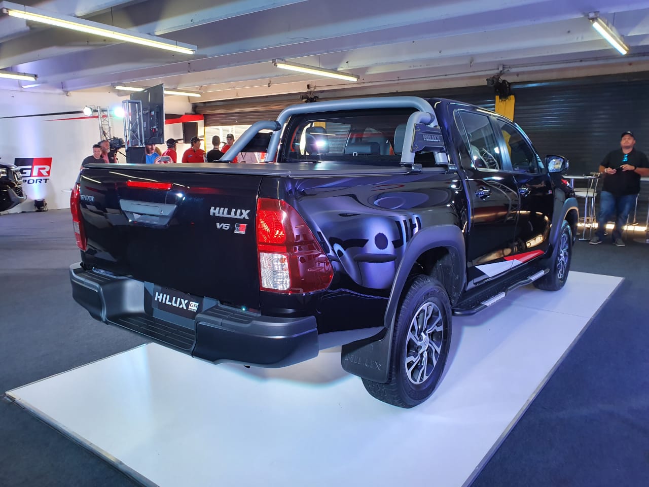 Hilux V6 de traseira