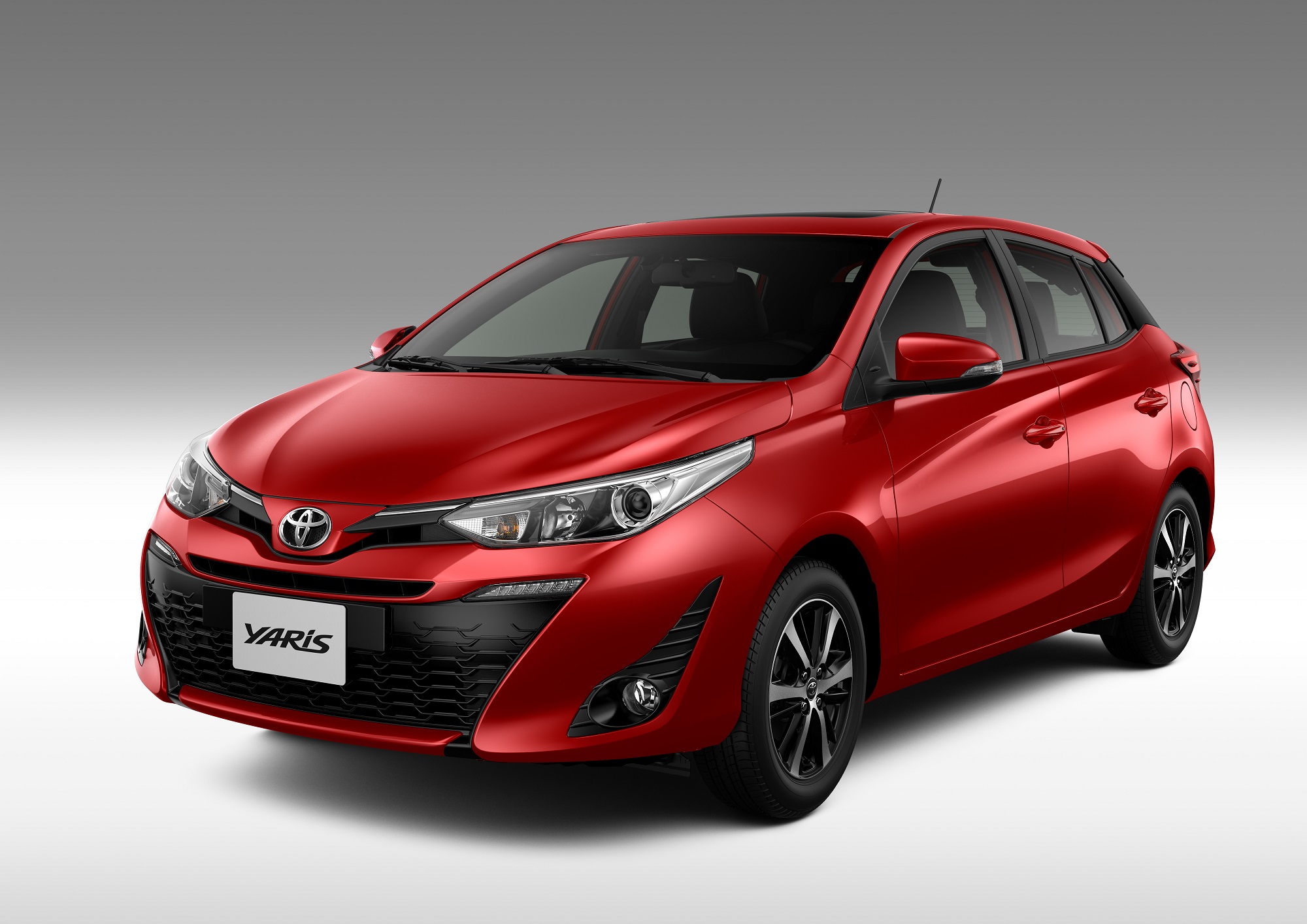 Toyota Yaris hatch na cor vinho de frente e com nova nomenclatura Connect