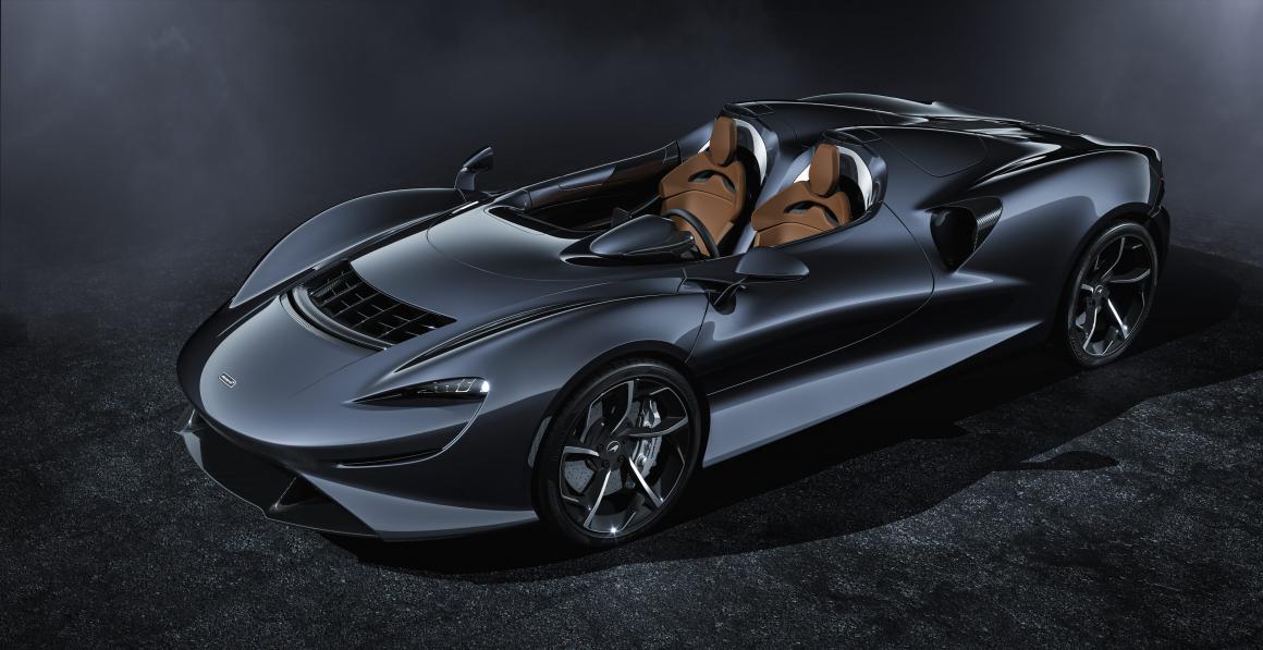 McLaren Elva preto em fundo escuro neutro