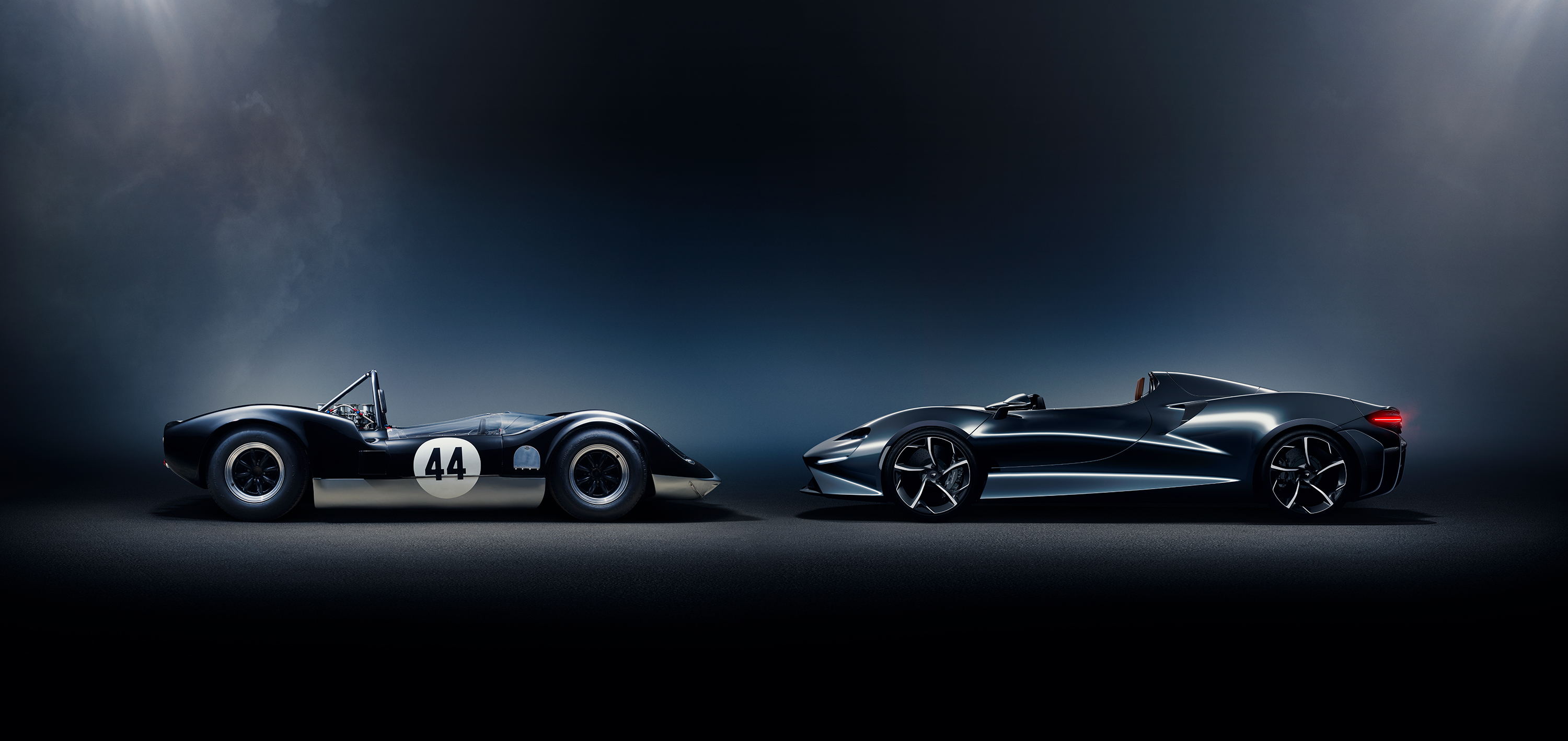 McLaren Elva em frente a um Elva M1A