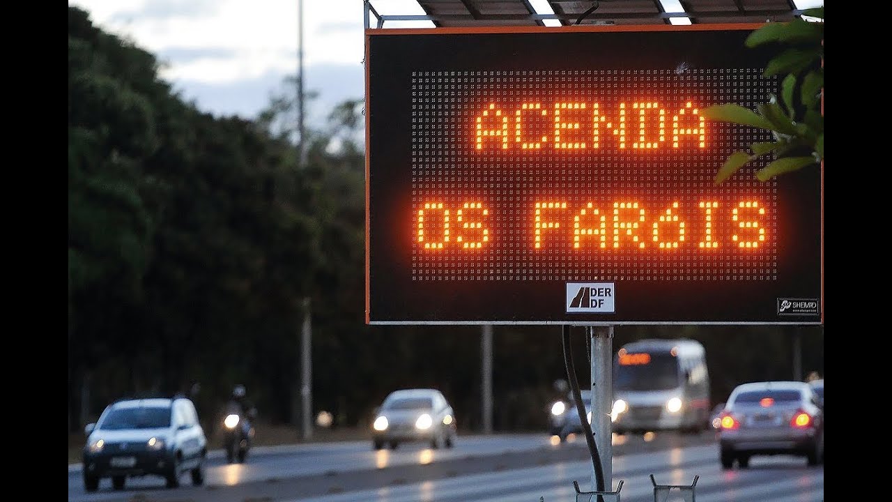 Placa na rodovia: acenda os faróis