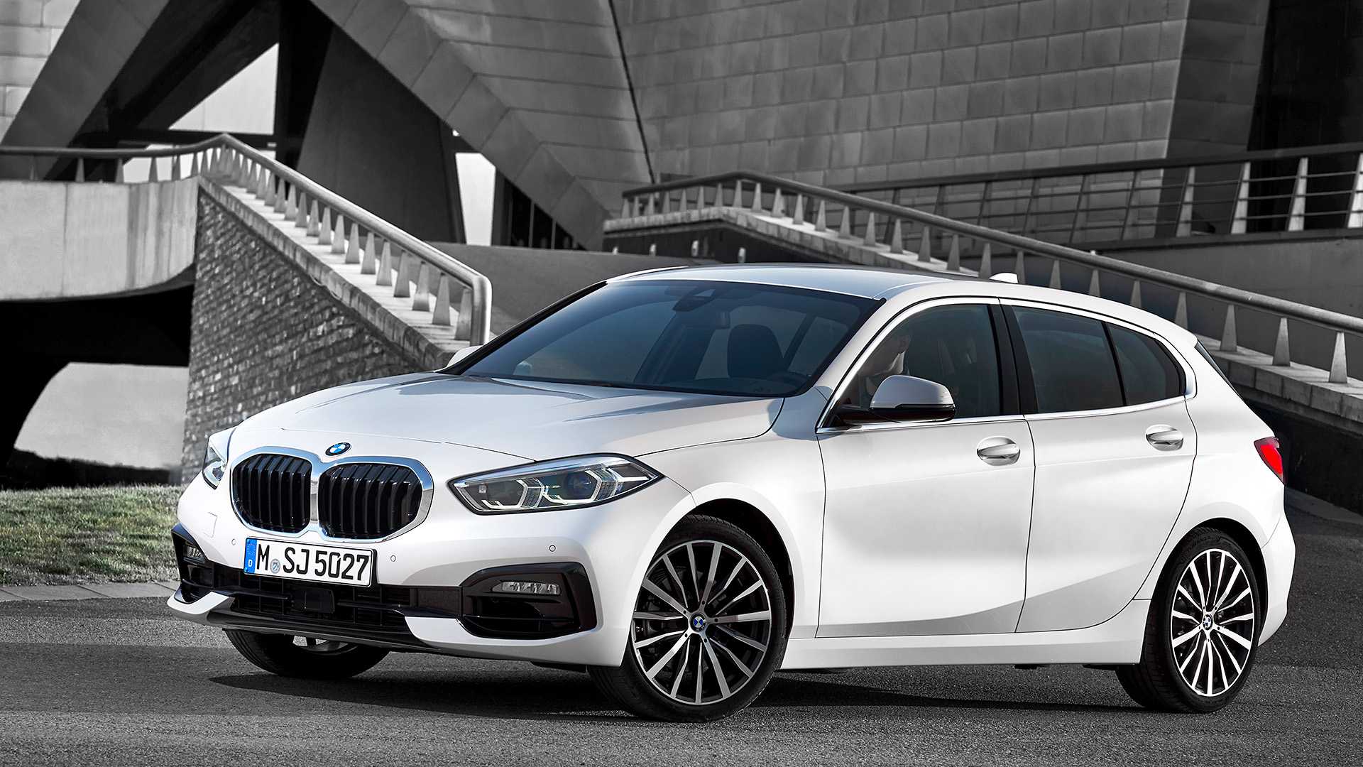 BMW Série 1 na cor branca com rodas de 17 polegadas
