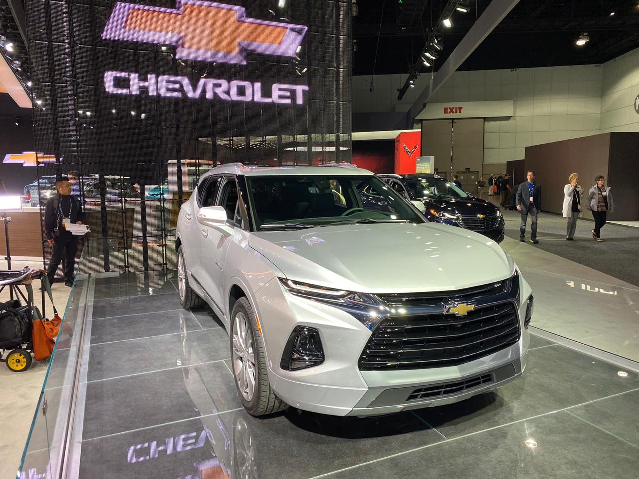 Chevrolet Blazer 2020 na cor prata e no estande da GM no Salão de Los Angeles