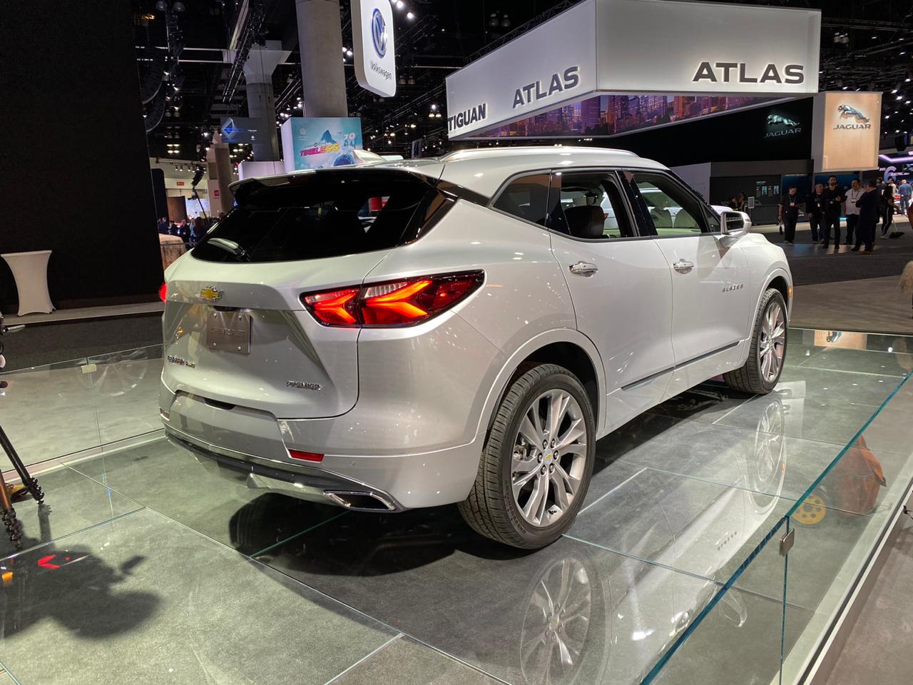 Chevrolet Blazer de traseira no estande da GM mostra suas lanternas horizontais