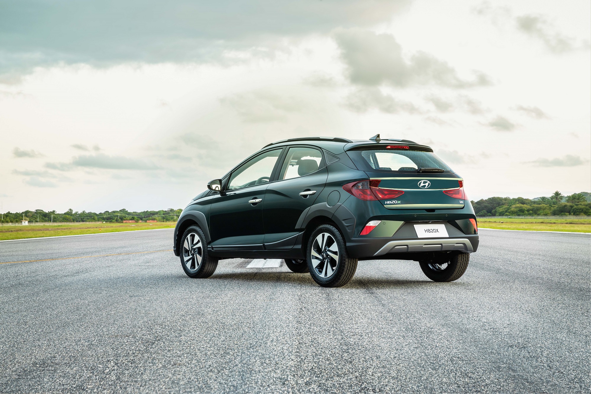 Hyundai Hb20x de traseira em uma pista com molduras pretas nas caixas de rodas e a imitação de peito de aço na parte inferior, abaixo da placa