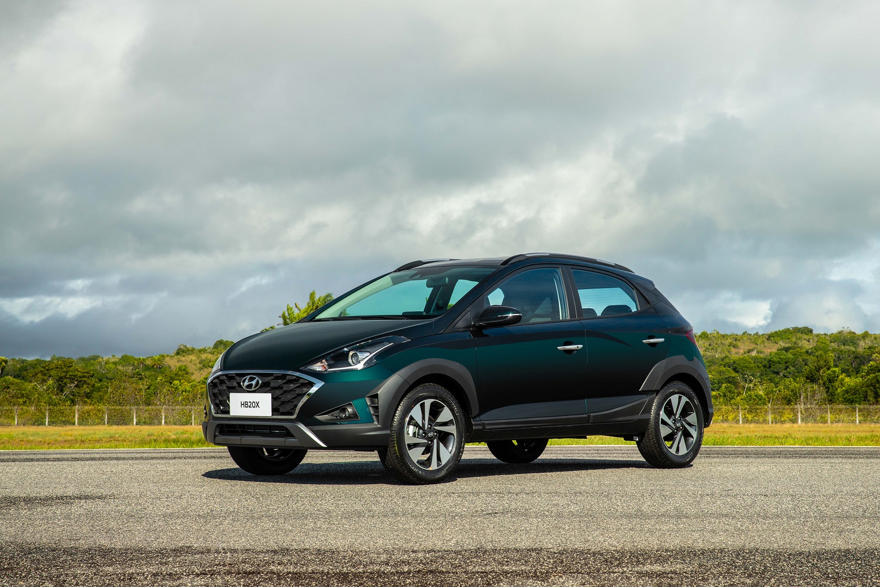Hyundai Hb20x verde de frente mostra sua grade com nichos inclinados para baixo e faróis com fileira de LEDs